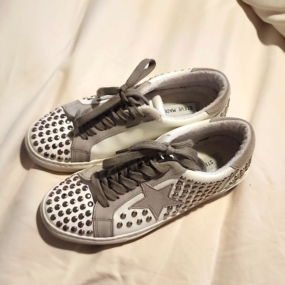 Steve Madden white leather studded tennis shoes sz 8